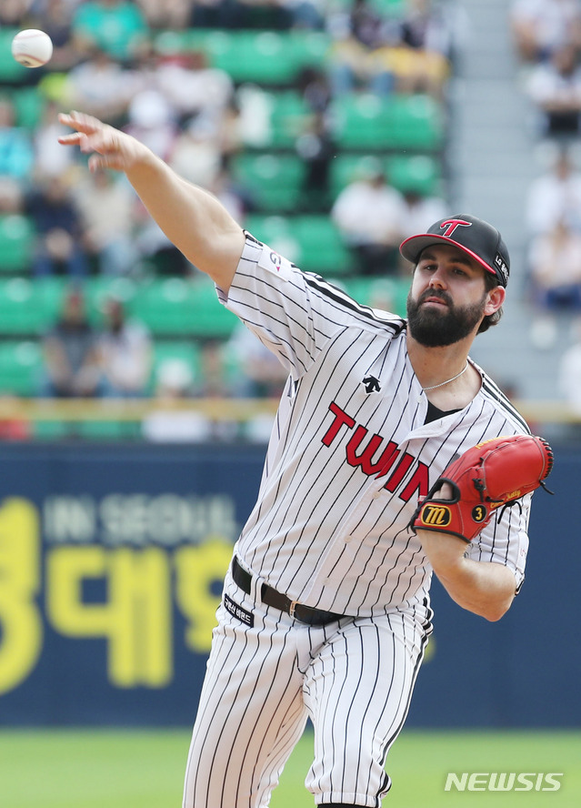 【서울=뉴시스】김진아 기자 = 3일 오후 서울 송파구 잠실야구장에서 열린 '2019 KBO리그' 프로야구 포스트시즌 와일드카드 결정전 1차전 LG 트윈스와 NC 다이노스의 경기, LG 켈 리가 역투하고 있다. 2019.10.03. bluesoda@newsis.com