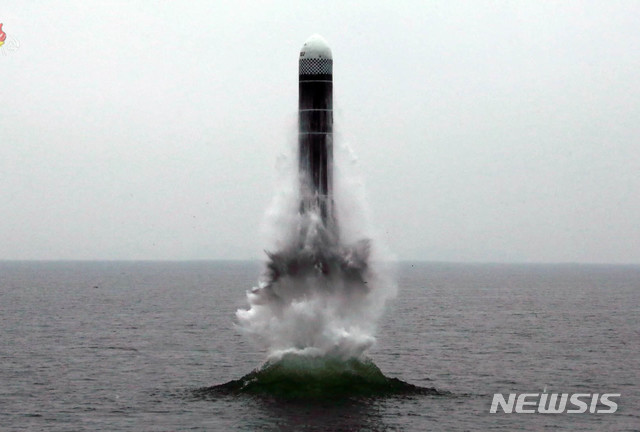 【서울=뉴시스】조선중앙TV는 지난 2일 오전 "동해 원산만 수역에서 새형의 잠수함탄도탄(SLBM) '북극성-3'형 시험발사를 성공적으로 진행했다"고 보도했다. 2019.10.03. (사진= 조선중앙TV 캡쳐) photo@newsis.com