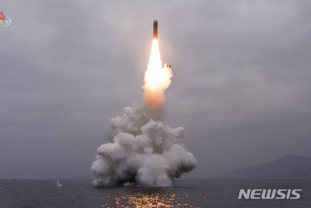 【서울=뉴시스】조선중앙TV는 지난 2일 오전 "동해 원산만 수역에서 새형의 잠수함탄도탄(SLBM) '북극성-3'형 시험발사를 성공적으로 진행했다"고 보도했다. 2019.10.03. (사진= 조선중앙TV 캡쳐)&nbsp; photo@newsis.com