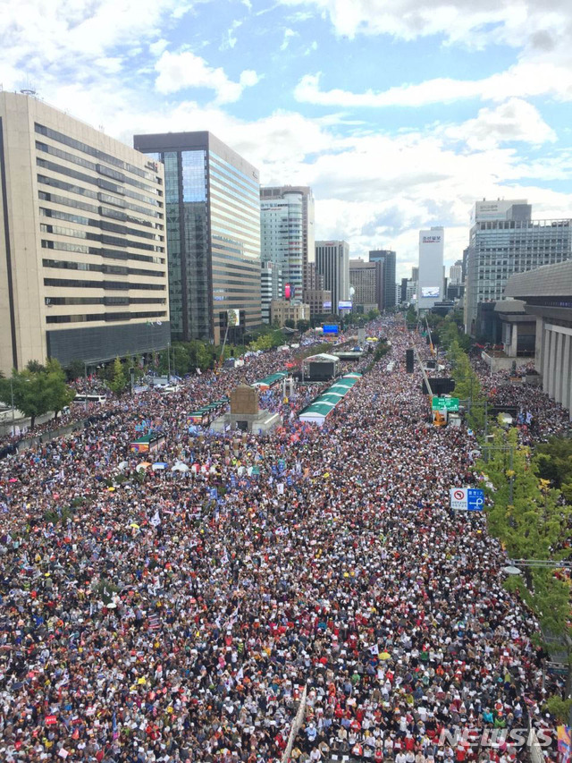 【서울=뉴시스】 추상철 기자 = 자유한국당과 보수단체의 '문재인 정권 규탄 10.3 국민 총궐기가 열린 3일 오후 서울 종로구 광화문 일대가 참가자로 가득차 있다. 2019.10.03. (사진=자유한국당 제공)&nbsp; photo@newsis.com