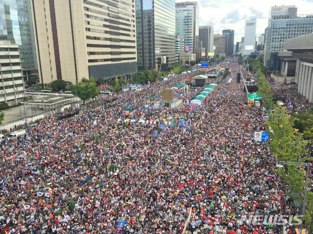 【서울=뉴시스】 추상철 기자  = 지난 3일 서울 종로 광화문 일대에 자유한국당과 보수단체가 연 '문재인 정권 규탄 10.3 국민 총궐기' 참가자 인파가 몰려있다. 2019.10.03. (사진=자유한국당 제공)  photo@newsis.com