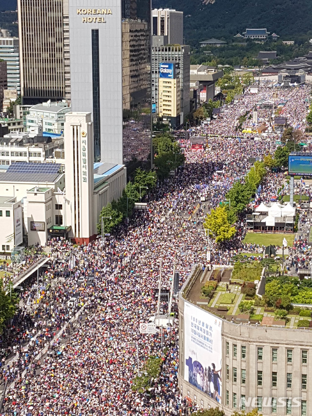 【서울=뉴시스】 추상철 기자  = 자유한국당과 보수단체의 '문재인 정권 규탄 10.3 국민 총궐기가 열린 3일 오후 서울 종로구 광화문 일대가 참가자로 가득차 있다. 2019.10.03. (사진=자유한국당 제공)  photo@newsis.com