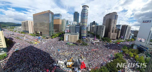 【서울=뉴시스】 추상철 기자 = 자유한국당과 보수단체의 '문재인 정권 규탄 10.3 국민 총궐기가 열린 3일 오후 서울 종로구 광화문 일대가 참가자로 가득차 있다. 2019.10.03. (사진=자유한국당 제공)&nbsp; photo@newsis.com