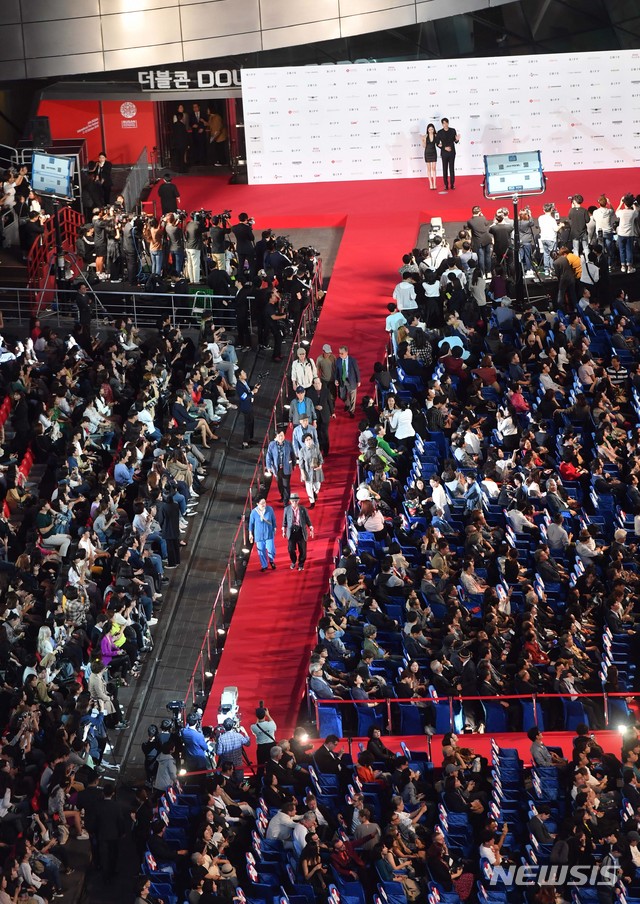 【부산=뉴시스】 하경민 기자 = 3일 오후 부산 해운대구 영화의전당에서 열린 제24회 부산국제영화제 개막식에 참석한 영화인들이 관객들의 환호를 받으며 레드카펫을 지나고 있다. 이번 영화제는 개막작인 카자흐스탄 감독 예를란 누르무캄베토프의 작품 '말도둑들, 시간의 길'의 상영을 시작으로 오는 12일까지 부산지역 6개 극장 37개 상영관에서 85개국 303편의 작품을 상영한다. 2019.10.03. yulnetphoto@newsis.com