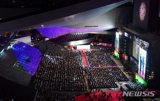 【부산=뉴시스】 하경민 기자 = 3일 오후 부산 해운대구 영화의전당에서 열린 제24회 부산국제영화제 개막식에 참석한 영화인들이 관객들의 환호를 받으며 레드카펫을 지나고 있다. 이번 영화제는 개막작인 카자흐스탄 감독 예를란 누르무캄베토프의 작품 '말도둑들, 시간의 길'의 상영을 시작으로 오는 12일까지 부산지역 6개 극장 37개 상영관에서 85개국 303편의 작품을 상영한다. 2019.10.03. yulnetphoto@newsis.com