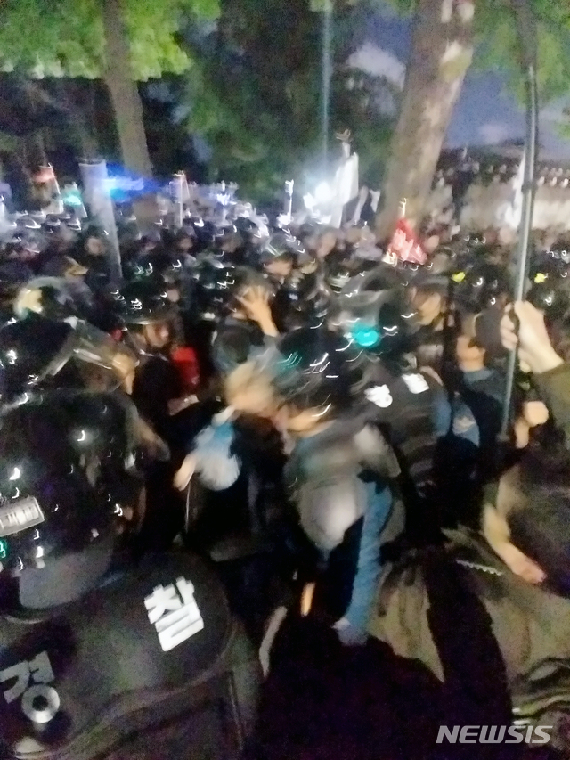 【서울=뉴시스】김정현 수습기자 = 보수단체 집회 참가자들이 3일 오후 서울 종로구 청와대 사랑채 인근에서 경찰들과 충돌을 빚고 있다. 2019.10.03.&nbsp; ddobagi@newsis.com 