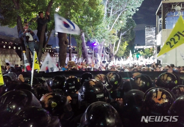 【서울=뉴시스】김정현 수습기자 = 보수단체 집회 참가자들이 3일 오후 서울 종로구 청와대 사랑채 인근에서 경찰들과 충돌을 빚고 있다. 2019.10.03.&nbsp; ddobagi@newsis.com 