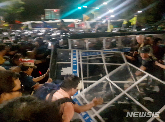 【서울=뉴시스】류인선 수습기자 = 보수단체 집회 참가자들이 3일 오후 서울 종로구 청와대 사랑채 인근에서 경찰들과 충돌을 빚고 있다. 2019.10.03.&nbsp; ryu@newsis.com