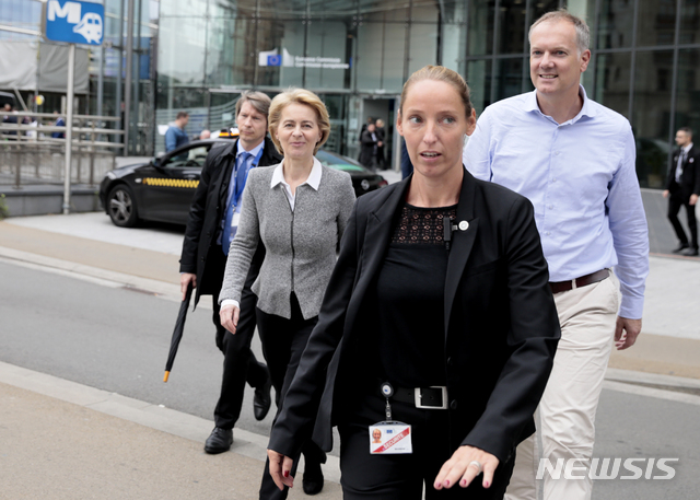 【브뤼셀=AP/뉴시스】 우르줄라 폰데어라이엔 유럽연합(EU) 집행위원장 당선인이 벨기에 브뤼셀의 집행위원회 집무실 옆 사무실을 개조해 만든 숙소에서 생활할 예정이라고 밝혔다. 사진은 3일(현지시간) 집행위원회 건물로 이동 중인 폰데어라이엔(왼쪽에서 두 번째) 당선인. 2019.10.4.