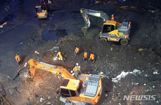 【부산=뉴시스】 4일 부산 사하구 산사태 매몰현장에서 중장비를 동원한 밤샘 구조작업이 진행되고 있다. 2019.10.04. (사진=부산소방재난본부 제공)photo@newsis.com 