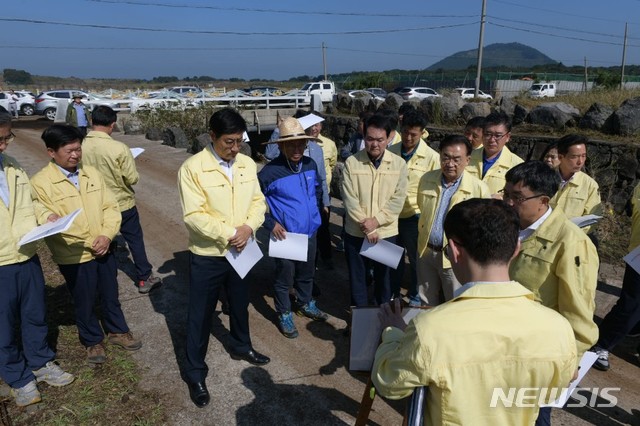【제주=뉴시스】배상철 기자 = 김태석 제주도의회 의장을 비롯한 도의회 관계자들이 4일 태풍 피해를 입은 구좌읍과 성산읍을 찾아 현장을 둘러보고 있다. 2019.10.04. (사진=제주도의회 제공) bsc@newsis.com