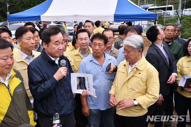 【삼척=뉴시스】김태식 기자 = 이낙연 더불어민주당 총괄선대위원장. 사진은 지난 2019년 10월 국무총리 시절 태풍 ‘미탁’ 피해 현장인 강원 삼척시 원덕읍 갈남2리와 초곡마을을 방문해 피해지역 현장 점검을 하는 모습.2019.10.04.(사진=삼척시청 제공) photo＠newsis.com