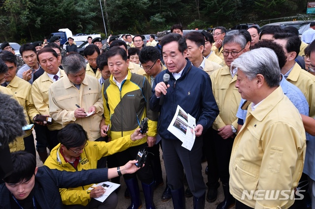 【삼척=뉴시스】김태식 기자 = 4일 이낙연 국무총리가 김양호 삼척시장 등과 함께 태풍 ‘미탁’ 피해 현장인 강원 삼척시 원덕읍 갈남2리와 초곡마을을 방문해 피해지역 현장 점검을 하고 있다.2019.10.04.(사진=삼척시청 제공) photo＠newsis.com