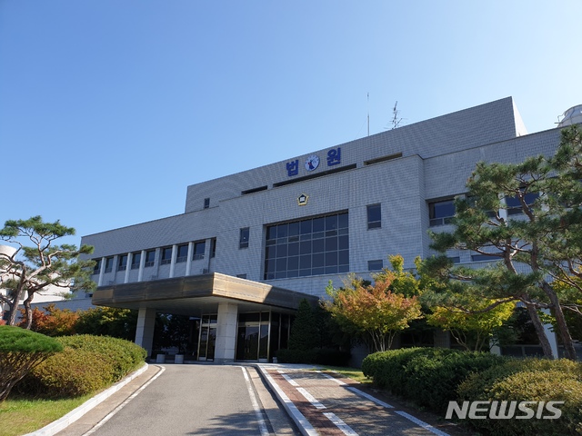 딸 다니는 학교서 시험지 7차례 빼돌린 부모·교사 실형