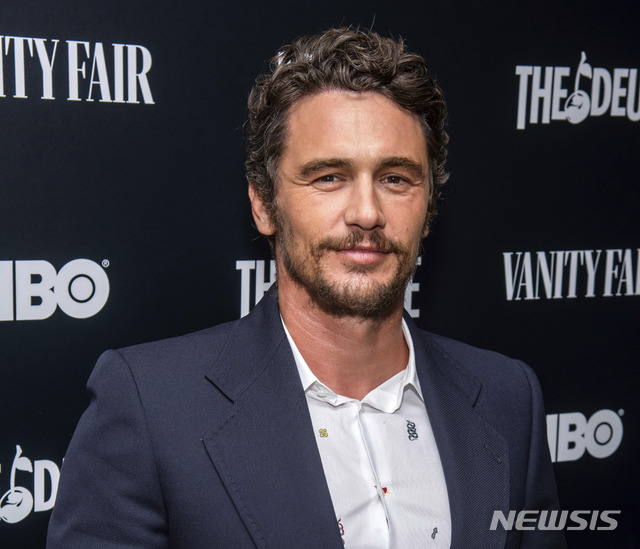 【로스엔젤레스=AP/뉴시스】 이수지 기자 = 할리우드 영화배우 제임스 프랭코의 연기학원에 다녔던 여배우 2명이 3일(현지시간) 프랭코를 성추행 혐의로 고소했다. 프랭코가 9월5일 미국 뉴욕에서 열린 HBO의 드라마 '더 듀스 시즌3' 제작발표회에 참석하고 있다. 2019.10.04. suejeeq@newsis.com