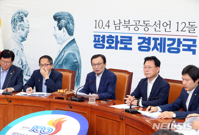 【서울=뉴시스】이종철 기자 = 남북공동성명 12돌인 4일 서울 여의도 국회에서 열린 더불어민주당 최고위원회의에서 이해찬 대표가 모두발언을 하고 있다. 2019.10.04.jc4321@newsis.com