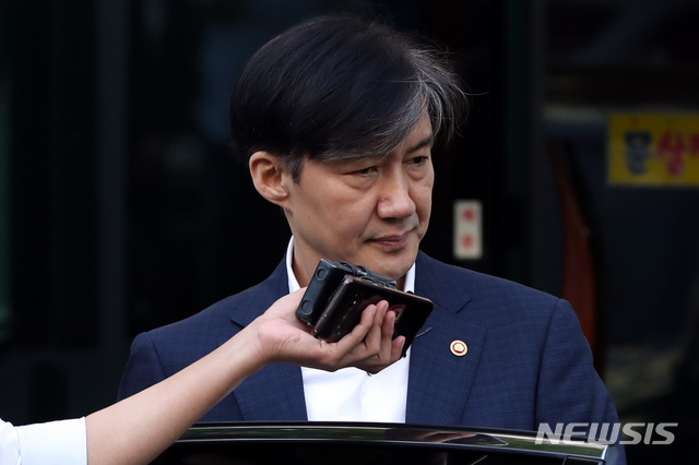 【서울=뉴시스】이윤청 기자 = 조국 법무부 장관이 4일 오전 서울 서초구 방배동 자택을 나서고 있다. 2019.10.04.&nbsp; radiohead@newsis.com