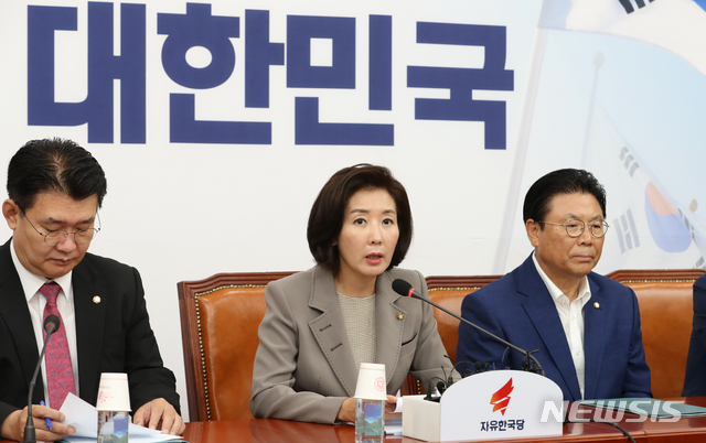 【서울=뉴시스】김명원 기자 = 4일 오전 서울 여의도 국회 자유한국당 원내대표실에서 열린 '文실정 및 조국 심판' 국정감사대책회의에서 나경원 원내대표가 현안 관련 모두발언을 하고 있다. 2019.10.04. kmx1105@newsis.com