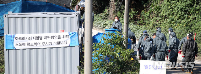 【파주=뉴시스】김선웅 기자 = 경기 북부지역에 아프리카돼지열병이 확산되는 가운데 4일 오후 경기 파주시의 한 양돈농가에서 관계자들이 분주히 움직이고 있다.&nbsp; 한편 농림축산식품부는 파주·김포 내에 있는 모든 돼지를 대사으로 예방적 살처분 및 도축을 진행할 예정이라고 밝혔다. 2019.10.04.&nbsp; mangusta@newsis.com