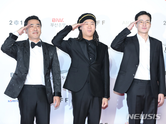 【부산=뉴시스】조수정 기자 =영화 '극한직업' 배우 류승룡, 진선규, 이병헌 감독이 제24회 부산국제영화제 개막식이 열린 3일 밤 부산 해운대구 우동 영화의전당에서 레드카펫으로 입장하고 있다. 2019.10.04.chocrystal@newsis.com