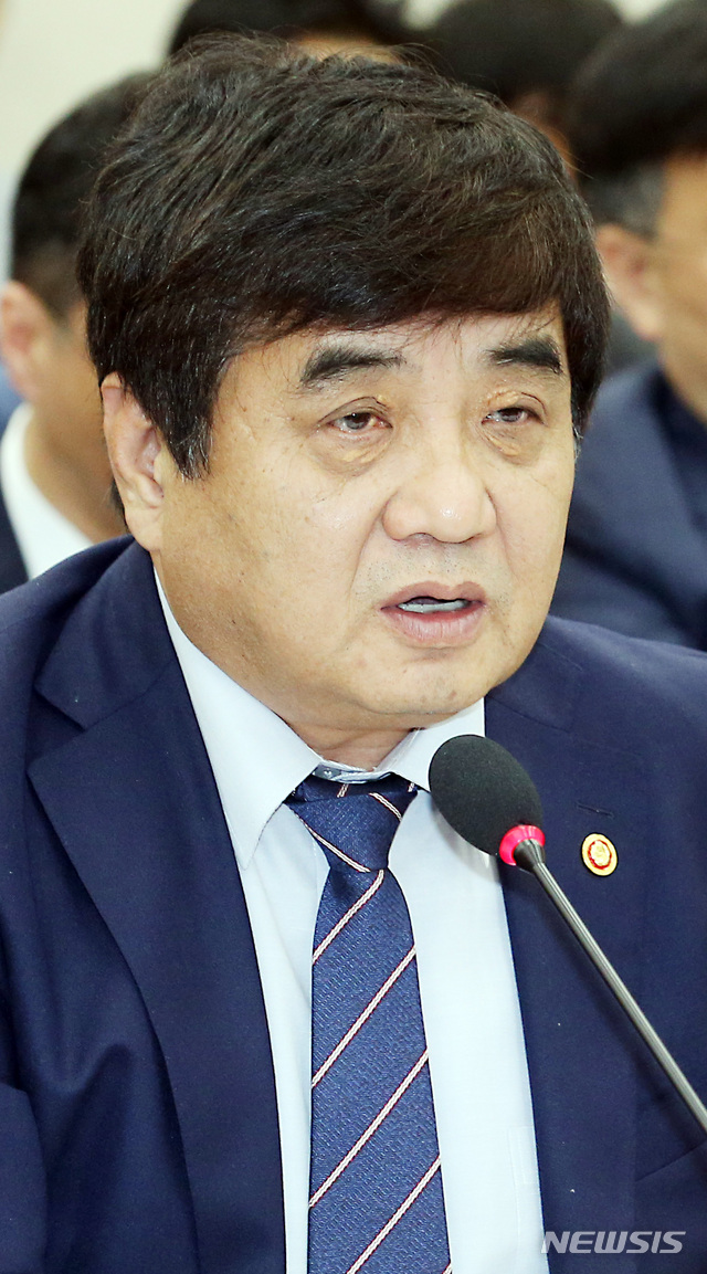 【서울=뉴시스】이종철 기자 = 4일 서울 여의도 국회에서 열린 과학기술정보방송통신위원회의 방송통신위원회·방송통신사무소·방송통신심의위원회·시청자미디어재단 국정감사에서 한상혁 방통위원장이 사퇴 촉구 의원 질의에 답변하고 있다. 2019.10.04. jc4321@newsis.com