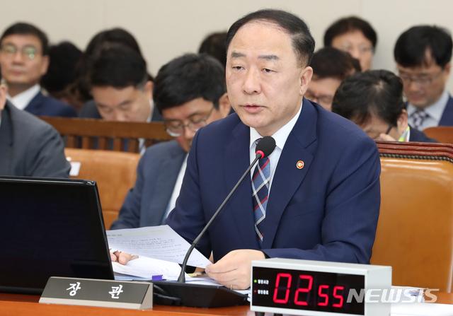 【서울=뉴시스】김명원 기자 = 4일 오전 서울 여의도 국회 기획재정위원회에서 열린 기획재정부 조세정책 국정감사에서 홍남기 경제부총리 겸 기획재정부 장관이 의원들의 질의에 답하고 있다. 2019.10.04. kmx1105@newsis.com