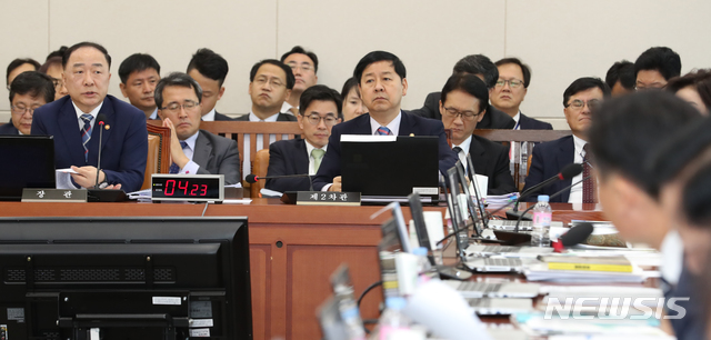 【서울=뉴시스】김명원 기자 = 4일 오전 서울 여의도 국회 기획재정위원회에서 열린 기획재정부 조세정책 국정감사에서 홍남기 경제부총리 겸 기획재정부 장관이 의원들의 질의에 답하고 있다. 2019.10.04.&nbsp; kmx1105@newsis.com 