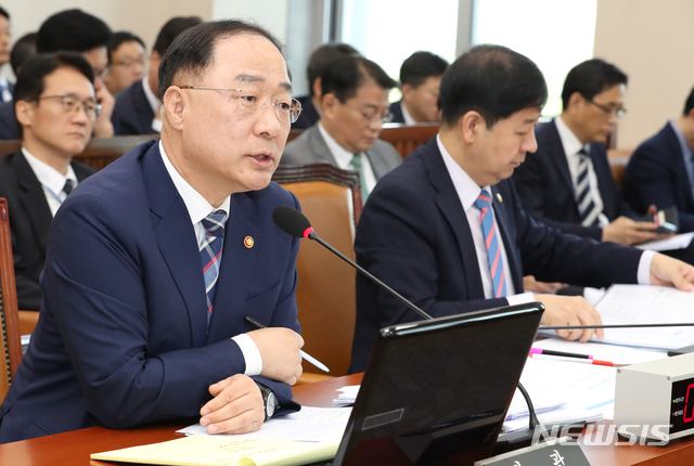 【서울=뉴시스】김명원 기자 = 4일 오전 서울 여의도 국회 기획재정위원회에서 열린 기획재정부 조세정책 국정감사에서 홍남기 경제부총리 겸 기획재정부 장관이 의원들의 질의에 답하고 있다. 2019.10.04.&nbsp; kmx1105@newsis.com 