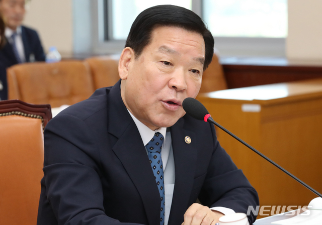 【서울=뉴시스】김명원 기자 = 4일 오전 서울 여의도 국회 국방위원회에서 열린 병무청 국정감사에서 기찬수 병무청장이 의원들의 질의에 답변하고 있다. 2019.10.04. kmx1105@newsis.com