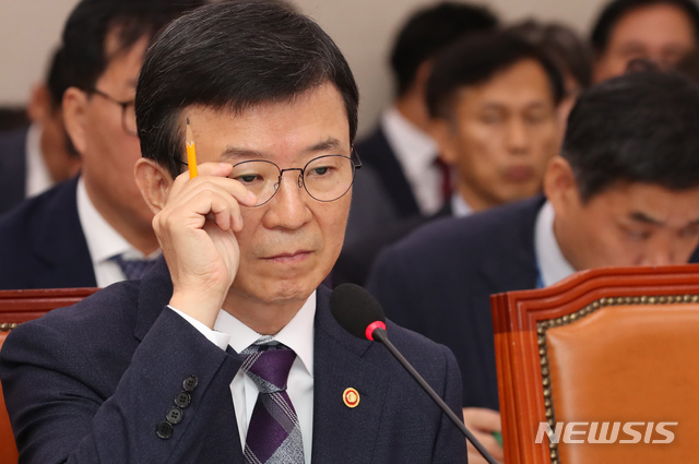 【서울=뉴시스】김명원 기자 = 4일 오전 서울 여의도 국회 농림축산식품해양수산위원회에서 열린 해양수산부 국정감사에서 문성혁 해양수산부 장관이 의원들 질의를 경청하며 안경을 만지고 있다. 2019.10.04.&nbsp; kmx1105@newsis.com