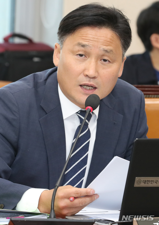 【서울=뉴시스】김명원 기자 = 4일 오전 서울 여의도 국회 기획재정위원회에서 열린 기획재정부 조세정책 국정감사에서 김영진 의원이 홍남기 부총리겸 기획재정부 장관에게 질의하고 있다. 2019.10.04. kmx1105@newsis.com