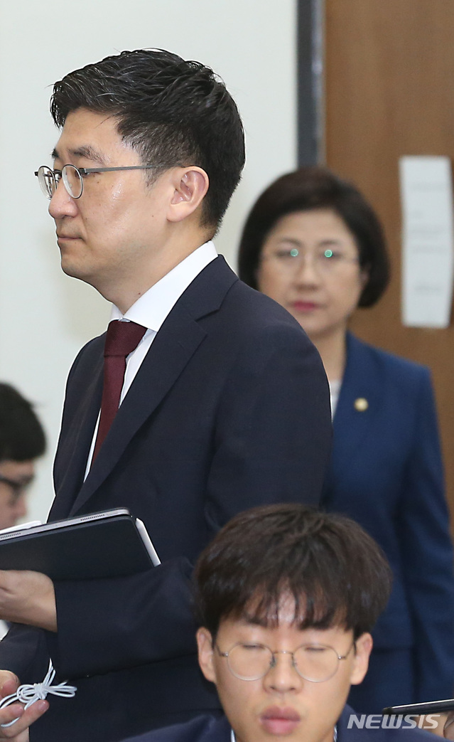 【서울=뉴시스】이종철 기자 = 4일 서울 여의도 국회에서 열린 보건복지위원회의 보건복지부·질병관리본부 국정감사에서 자유한국당 김승희 의원(오른쪽)이 '대통령 치매 초기증상' 관련 발언을 한뒤 민주당 의원들이 회의장을 나가자 김세연 위원장도 회의장을 나가고 있다. 2019.10.04.jc4321@newsis.com