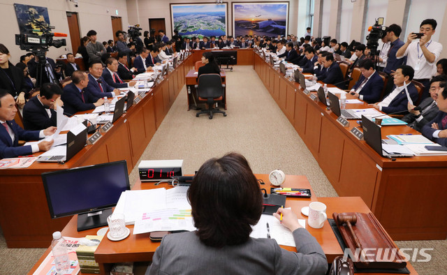 【서울=뉴시스】 장세영 기자 = 4일 오전 서울 여의도 국회에서 열린 국회 국토교통위원회의 국토교통부에 대한 국정감사에서 윤영일 무소속 의원이 한국토지주택공사 변창흠 사장에게 질의를 하고 있다. 2019.10.04. photothink@newsis.com