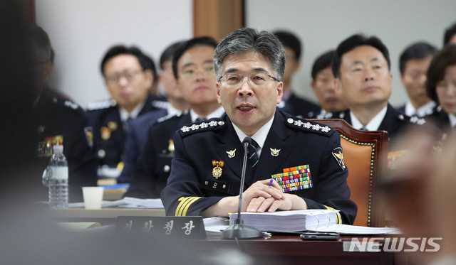 【서울=뉴시스】 고범준 기자 = 민갑룡 경찰청장이 4일 오전 서울 서대문구 경찰청에서 열린 국회 행정안전위원회(행안위) 경찰청 국정감사에서 의원들의 질의에 답변하고 있다. 2019.10.04. bjko@newsis.com