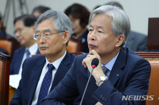 【서울=뉴시스】 장세영 기자 = 4일 오전 서울 여의도 국회 교육위원회 회의실에서 열린 교육부 국정감사에서 한국장학재단 이정우 이사장이 의원의 질의를 경청하고 있다. 2019.10.04. photothink@newsis.com