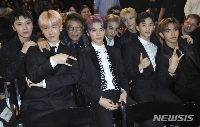 【로스앤젤레스=AP/뉴시스】이수만 SM 엔터테인먼트 회장(왼쪽 세 번째)과 그룹 슈퍼엠 멤버들이 3일(현지시간) 미 캘리포니아주 로스앤젤레스의 캐피틀 스튜디오에서 슈퍼엠의 뮤직비디오 '쟈핑'(Jopping)을 관람하기 위해 객석에 앉아 있다. 슈퍼엠은 오는 5일 캐피틀 레코즈 타워에서 야외 쇼케이스를 열고 신곡 무대를 최초 공개하며 모든 현장은 유튜브 SM타운 채널을 통해 전 세계에 생중계된다. 2019.10.04.