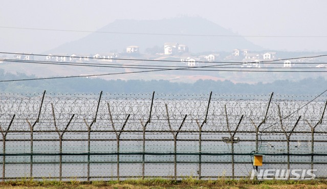【파주=뉴시스】김선웅 기자 = 경기도 비무장지대(DMZ) 내 야생맷돼지 폐사체에서 아프리카돼지열병 바이러스가 검출되며 북한에서의 유입 가능성이 커지는 가운데 4일 오후 경기 파주시에서 철책 너머로 개성 일대가 보이고 있다. 2019.10.04. mangusta@newsis.com