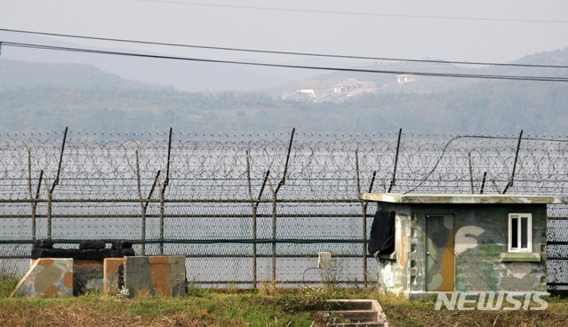 【파주=뉴시스】김선웅 기자 = 경기도 비무장지대(DMZ) 내 야생맷돼지 폐사체에서 아프리카돼지열병 바이러스가 검출되며 북한에서의 유입 가능성이 커지는 가운데 4일 오후 경기 파주시에서 철책 너머로 개성 일대가 보이고 있다. 2019.10.04. mangusta@newsis.com