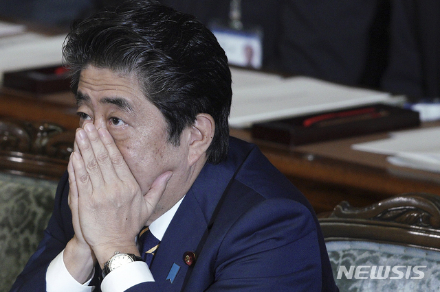  【도쿄=AP/뉴시스】아베 신조 일본 총리가 4일 도쿄에서 열린 임시국회에 참석해 개막 연설에 앞서 생각에 잠겨 있다.&nbsp; 아베 총리는 북한이 미사일 실험을 계속하고 있음에도 김정은 국무위원장을 만나고 싶다고 밝힌 반면 한국 정부에 대해서는 여전히 냉담한 태도를 보였다. 2019.10.04. 