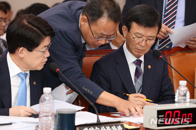 【서울=뉴시스】김명원 기자 = 4일 오전 서울 여의도 국회 농림축산식품해양수산위원회에서 열린 해양수산부 국정감사에서 문성혁 해양수산부 장관이 해수부 관계자와 자료관련 이야기를 나누고 있다. 2019.10.04. kmx1105@newsis.com