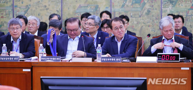 【서울=뉴시스】 장세영 기자 = 피감 기관장들이 4일 오후 서울 여의도 국회에서 열린 문화체육관광위원회 국정감사에서 안민석 위원장이 제안으로 오후 국감 시작 전 넥타이를 풀고 있다. 2019.10.04.&nbsp; photothink@newsis.com