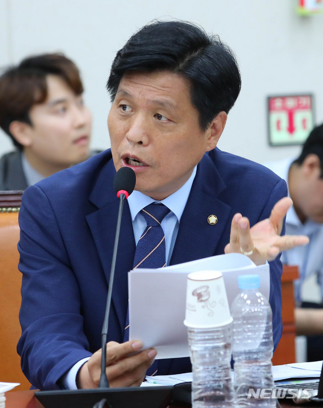 【서울=뉴시스】 장세영 기자 = 조승래 더불어민주당 의원이 4일 오후 서울 여의도 국회 교육위원회에서 열린 국정감사에서 김도형 동북아역사재단 이사장에게 최근 문제가 된 국내 공공기관 홈페이지의 ‘일본해’표기 관련 질의를 하고 있다. 2019.10.04. photothink@newsis.com