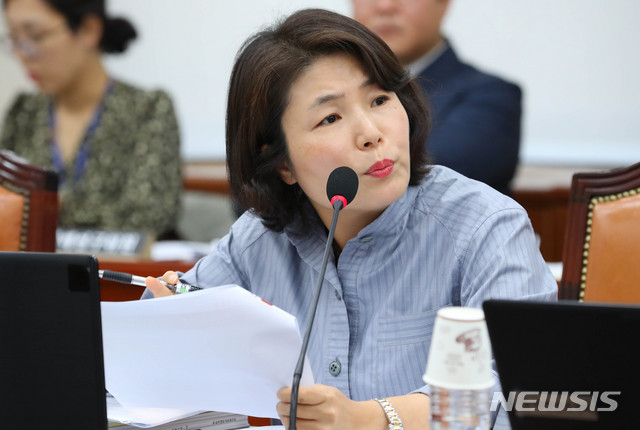 【서울=뉴시스】 장세영 기자 = 전희경 자유한국당 의원이 4일 오후 서울 여의도 국회 교육위원회에서 열린 국정감사에서 질의를 하고 있다. 2019.10.04. photothink@newsis.com