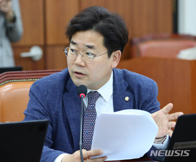 【서울=뉴시스】 장세영 기자 = 박찬대 더불어민주당 의원이 4일 오후 서울 여의도 국회 교육위원회에서 열린 국정감사에서 최성해 동양대 총장 관련 질의를 하고 있다. 2019.10.04. photothink@newsis.com