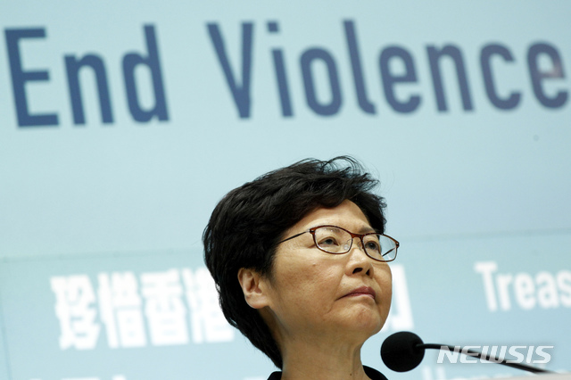 【홍콩=AP/뉴시스】캐리 람 홍콩 행정장관이 4일(현지시간) 결국 '긴급정황규례조례(긴급법)'을 발동했다. 사진은 이날 긴급 기자회견에서 긴급법에 의거한 복면시위 금지법 발동을 발표하는 람 장관 .2019.10.04