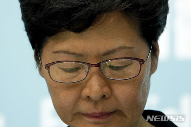 【홍콩=AP/뉴시스】캐리 람 홍콩 행정장관이 4일(현지시간) 긴급기자회견을 하고 있다. 람 장관은 오는 5일 오전 0시를 기해 불법·합법을 막론하고 집회 중 신분 식별을 제한할 수 있는 복면(mask·蒙面) 착용을 금지하는 내용의 '긴급정황규례조례(긴급법)'을 발동했다. 이에 따라 경찰은 복면을 쓴 시민들에게 복면을 벗을 것을 요구할 수 있으며 불응할 경우 1년 이하의 징역과 2만5000홍콩달러(약 380만 원)의 벌금을 부과할 수 있다.긴급법은 영국 식민통치 시절인 1922년 제정된 법으로, 1967년 노동자 파업사태 때 발동된 이후 지금까지 한 번도 발동된 적이 없어 이번 발동은 무려 52년 만이다. 2019.10.04.