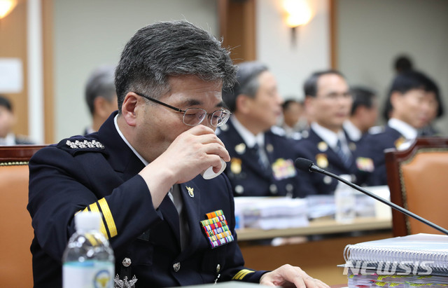 【서울=뉴시스】 고범준 기자 = 민갑룡 경찰청장이 지난 4일 오후 서울 서대문구 경찰청에서 열린 국회 행정안전위원회(행안위) 경찰청 국정감사에서 물을 마시고 있다. 2019.10.04. bjko@newsis.com
