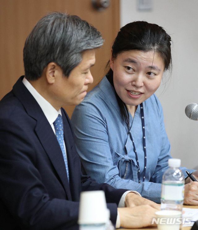 [서울=뉴시스]고범준 기자 = 임은정 대검찰청 검찰연구관이 지난 2019년 10월4일 울산지방검찰청 부장검사 시절 서울 서대문구 경찰청에서 열린 국회 행정안전위원회(행안위) 경찰청 국정감사에서 이세민 전 경무관과 대화를 하는 모습. 2019.10.04. bjko@newsis.com