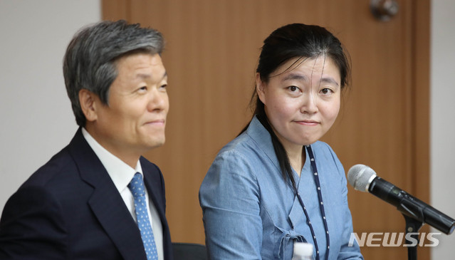 【서울=뉴시스】 고범준 기자 = 참고인으로 출석한 임은정 울산지방검찰청 부장검사가 4일 오후 서울 서대문구 경찰청에서 열린 국회 행정안전위원회(행안위) 경찰청 국정감사에서 취재진을 바라보고 있다. 2019.10.04. bjko@newsis.com