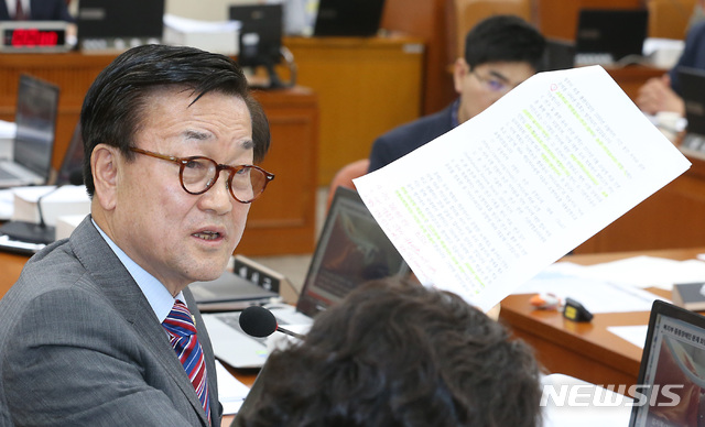 【서울=뉴시스】이종철 기자 = 4일 서울 여의도 국회에서 열린 보건복지위원회의 보건복지부·질병관리본부 국정감사에서 민주당 윤일규 의원이 "조국 장관 딸 논문"에 대해 질의하고 있다. 2019.10.04.jc4321@newsis.com